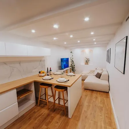Perfect Family-oriented And Renovated Townhouse In The Old Antibes