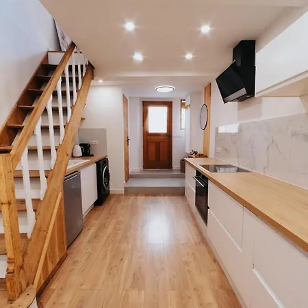 Perfect Family-oriented And Renovated Townhouse In The Old Apartment *