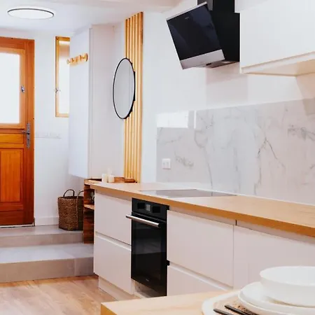 Perfect Family-oriented And Renovated Townhouse In The Old Apartment *