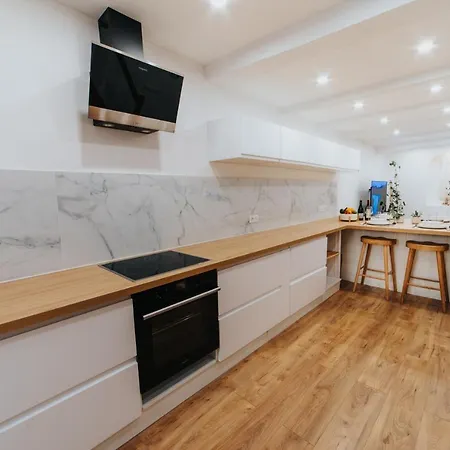 Perfect Family-oriented And Renovated Townhouse In The Old Apartment *