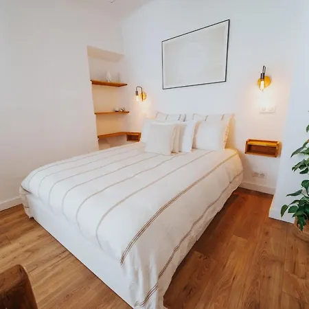 Perfect Family-oriented And Renovated Townhouse In The Old * Antibes