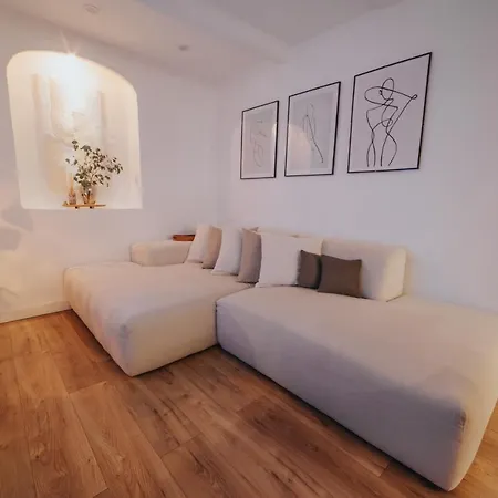 Perfect Family-oriented And Renovated Townhouse In The Old Apartment